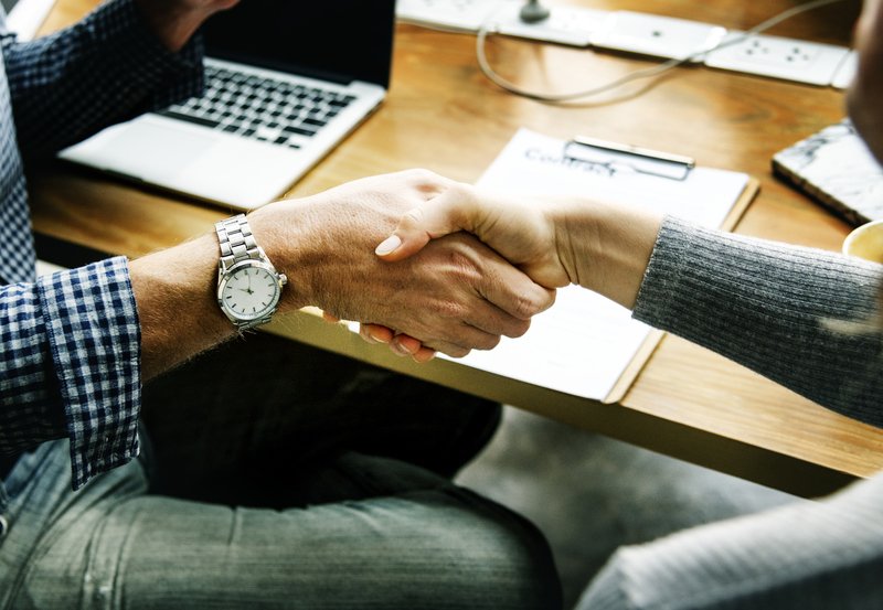 Florida-Lease-Agreement-Hand-Shake